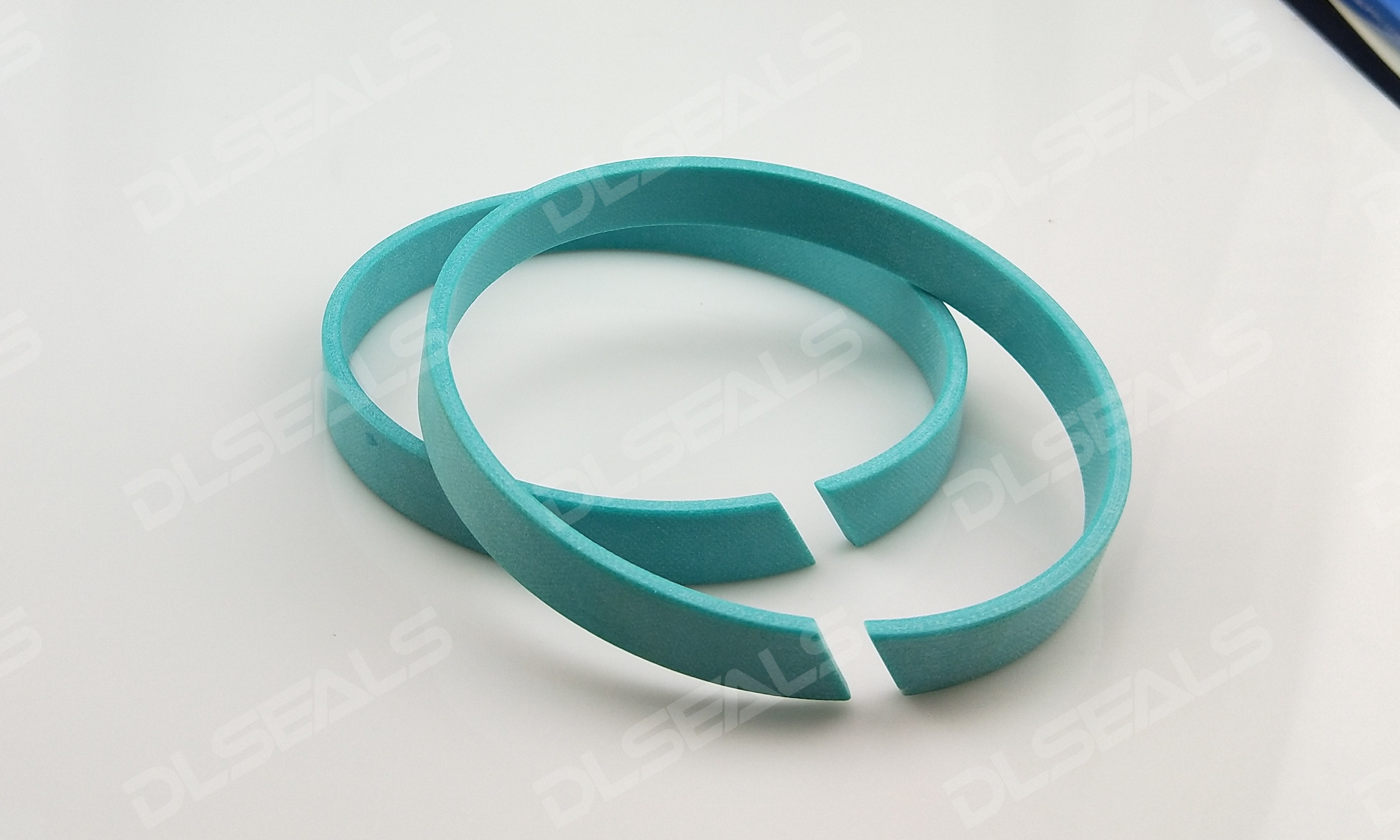 Phenolic cloth guide ring